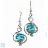 Boucles d'oreilles d'artisan bijoutier, bleu clair.