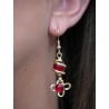 Boucles d'oreilles fleurs rouges.