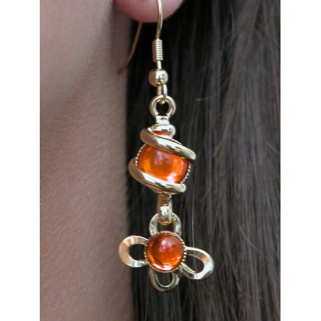 Boucles d'oreilles fleurs oranges.