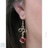 Boucles d'oreilles en fils entrelacés, rouges.