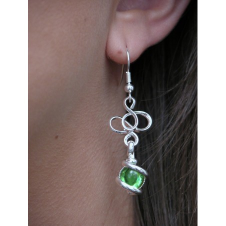 Boucles d'oreilles vertes.