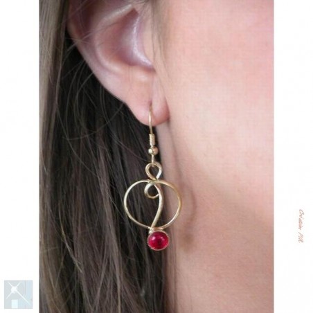 Boucles d'oreilles rouges.