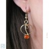 Boucles d'oreilles oranges.