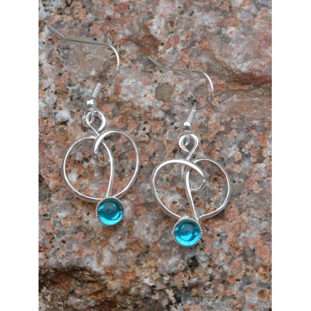 Petites boucles d'oreilles fantaisie argent.