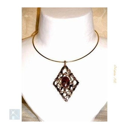 Collier losange doré.