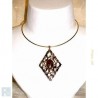 Collier losange doré.